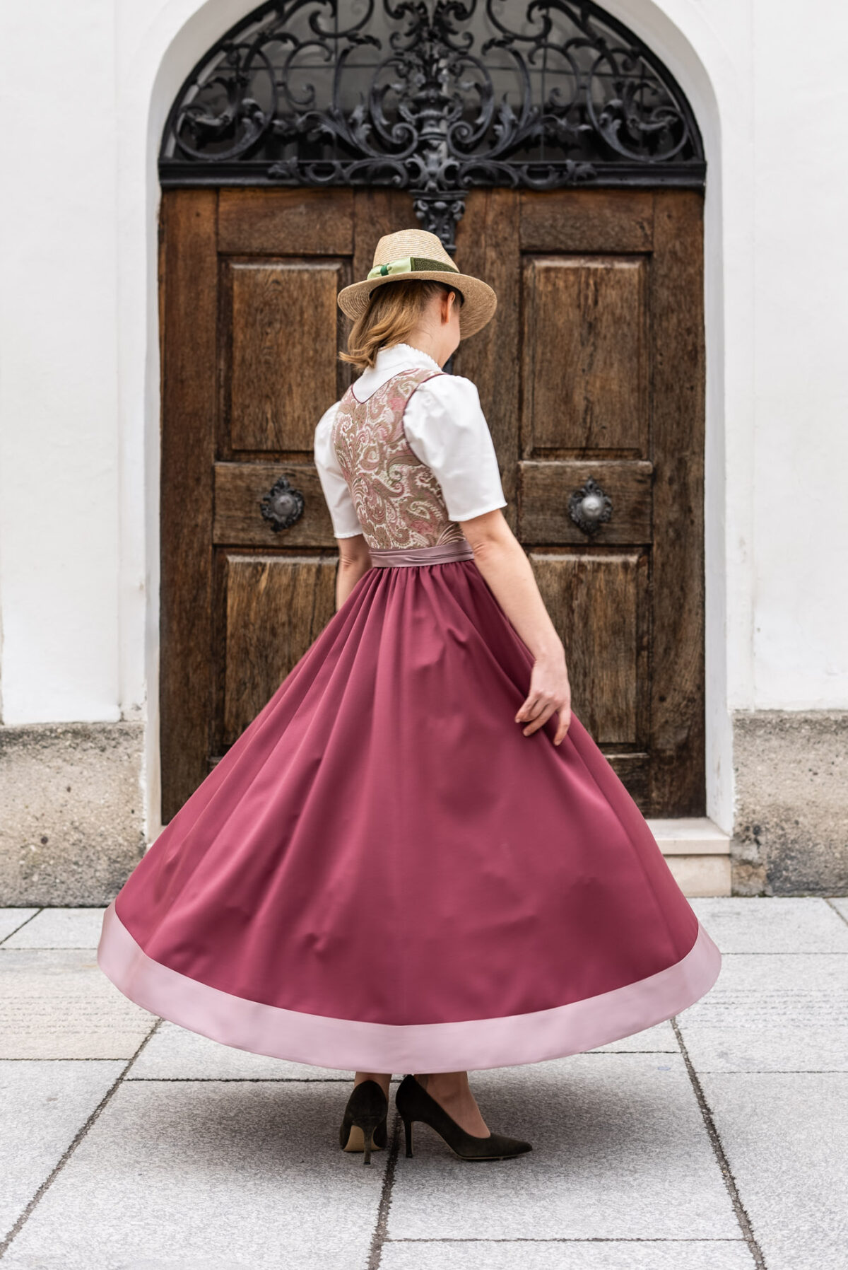 Neues Dirndl mit buy Seidenschürze, Gr. 36